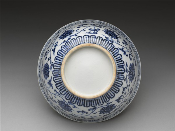 青花纏枝花卉紋碗