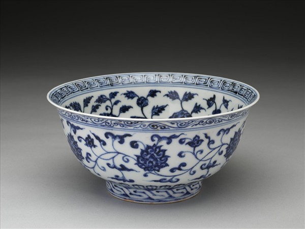 青花纏枝花卉紋碗