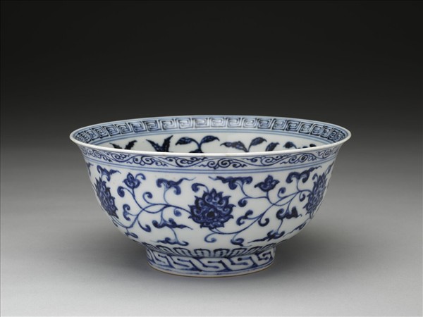 青花纏枝花卉紋碗
