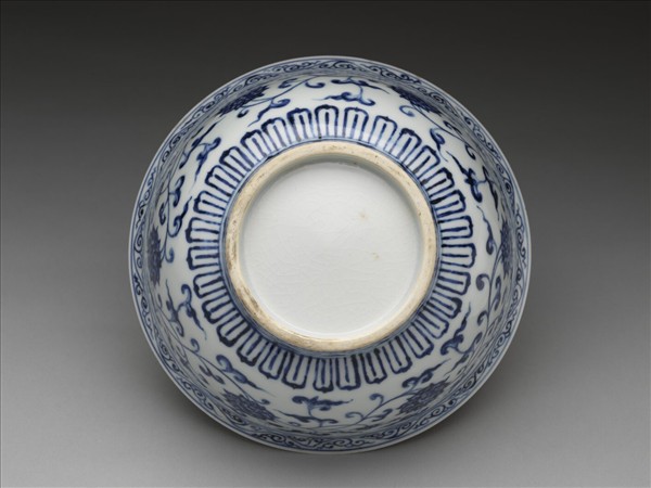 青花纏枝花卉紋碗