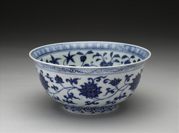 青花纏枝花卉紋碗