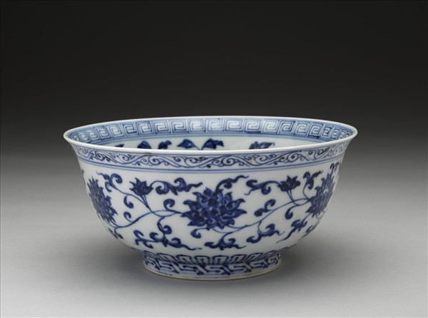 青花纏枝花卉紋碗