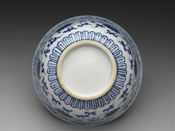 青花纏枝花卉紋碗