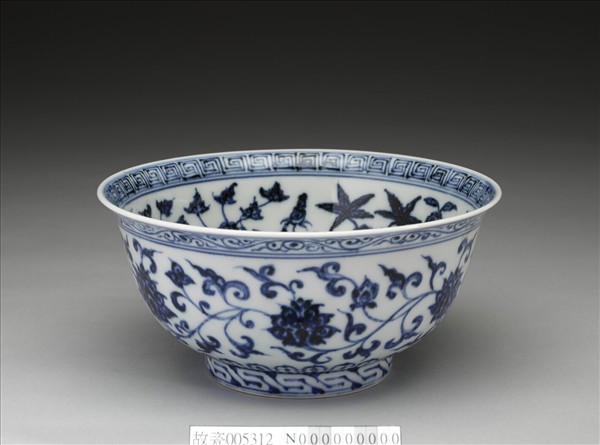 青花纏枝花卉紋碗