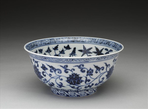 青花纏枝花卉紋碗