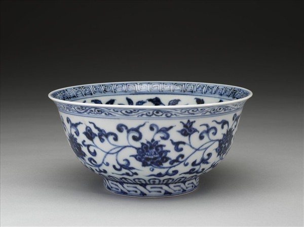 青花纏枝花卉紋碗