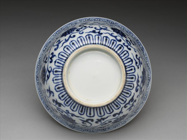 青花纏枝花卉紋碗