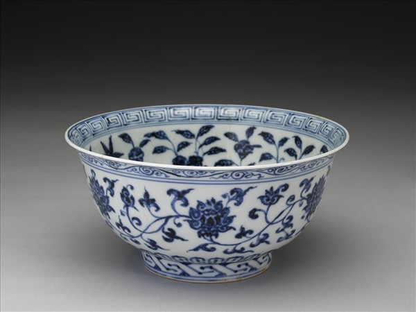 青花纏枝花卉紋碗