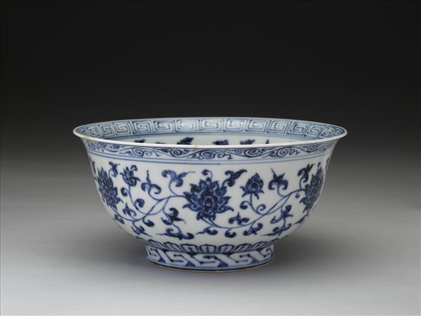 青花纏枝花卉紋碗