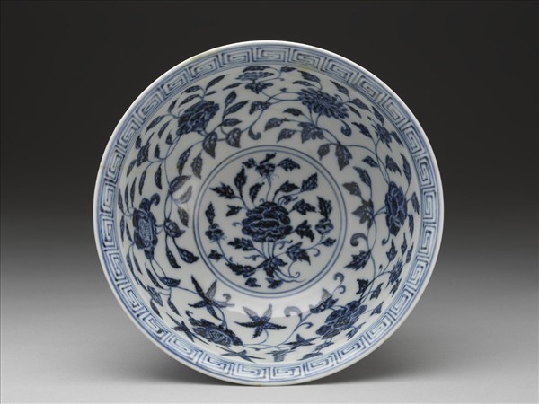 青花纏枝花卉紋碗