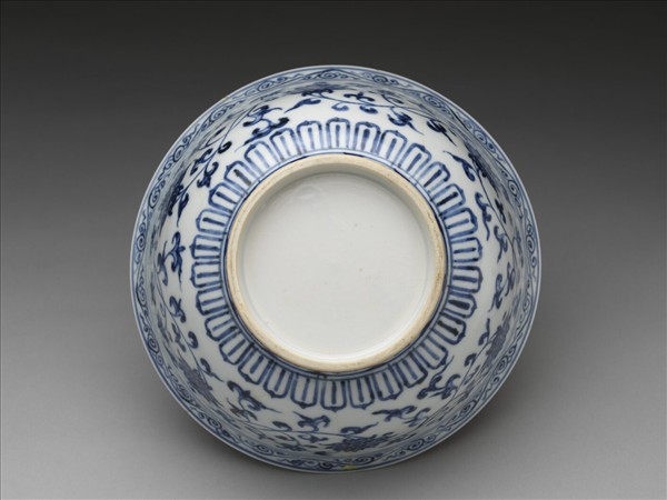 青花纏枝花卉紋碗