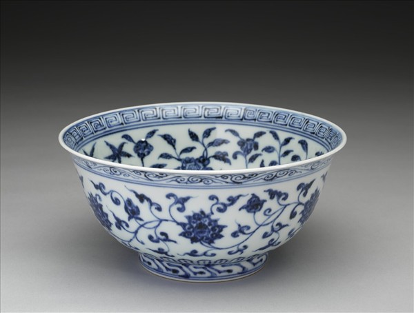 青花纏枝花卉紋碗