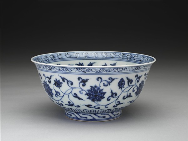 青花纏枝花卉紋碗