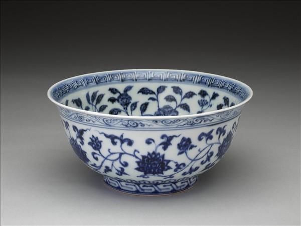 青花纏枝花卉紋碗