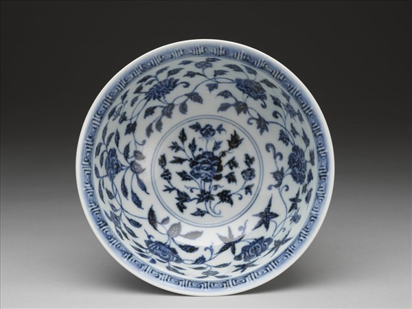 青花纏枝花卉紋碗