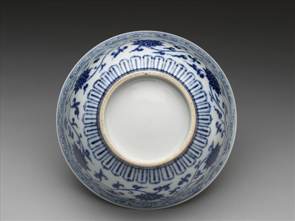 青花纏枝花卉紋碗