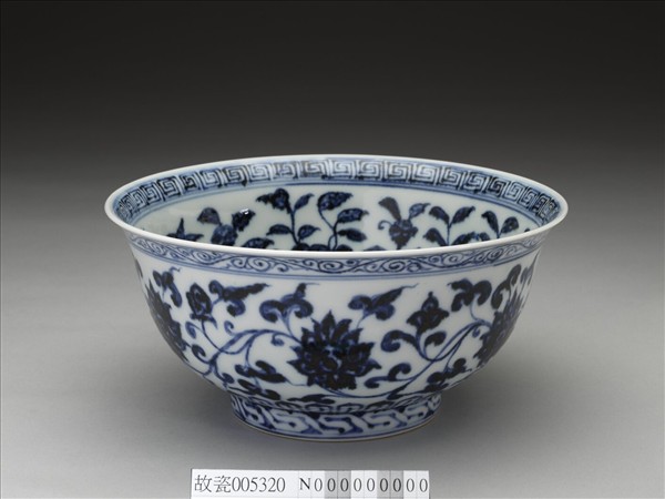 青花纏枝花卉紋碗