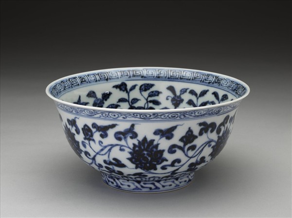青花纏枝花卉紋碗
