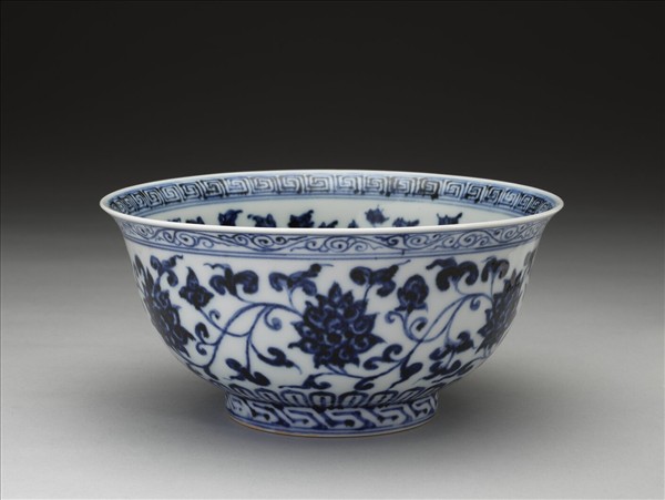 青花纏枝花卉紋碗