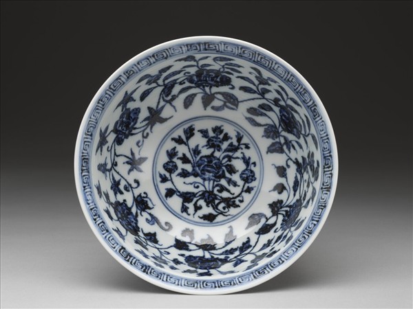 青花纏枝花卉紋碗