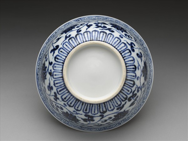 青花纏枝花卉紋碗