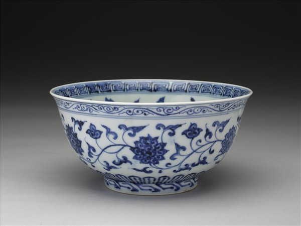 青花纏枝花卉紋碗