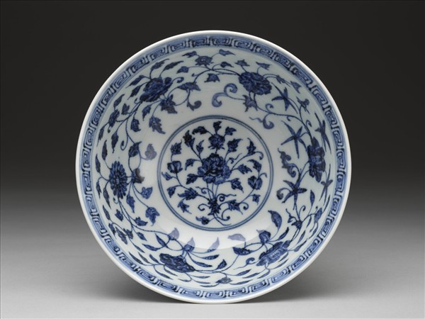 青花纏枝花卉紋碗