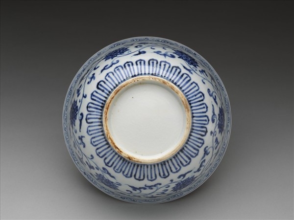 青花纏枝花卉紋碗