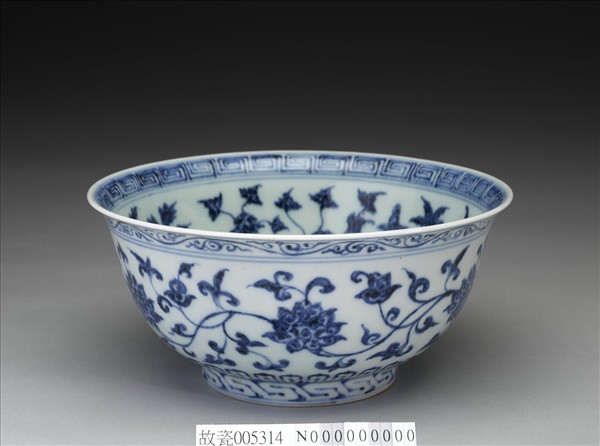 青花纏枝花卉紋碗