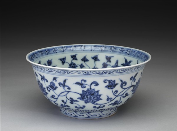 青花纏枝花卉紋碗