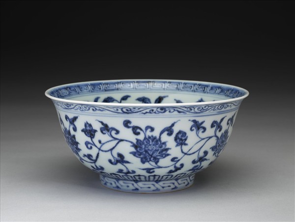 青花纏枝花卉紋碗