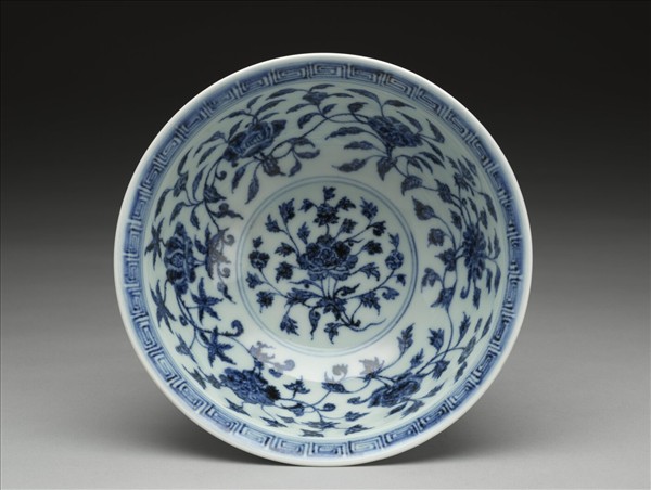 青花纏枝花卉紋碗