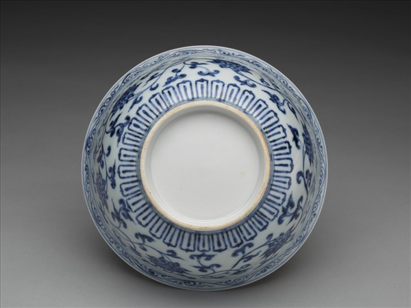 青花纏枝花卉紋碗