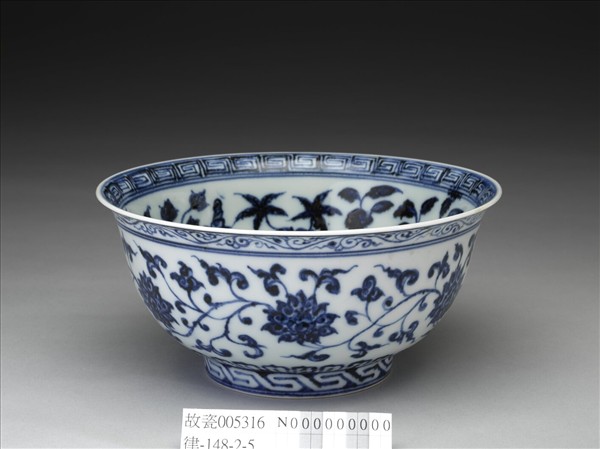 青花纏枝花卉紋碗