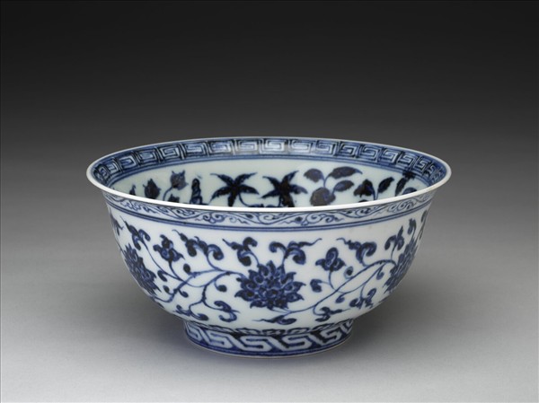 青花纏枝花卉紋碗