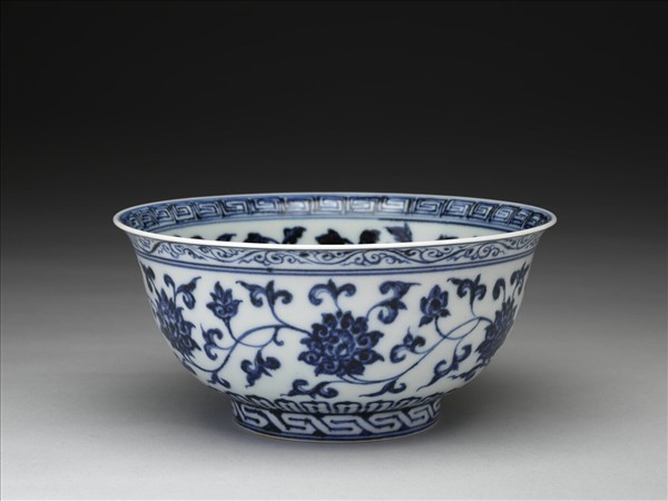 青花纏枝花卉紋碗