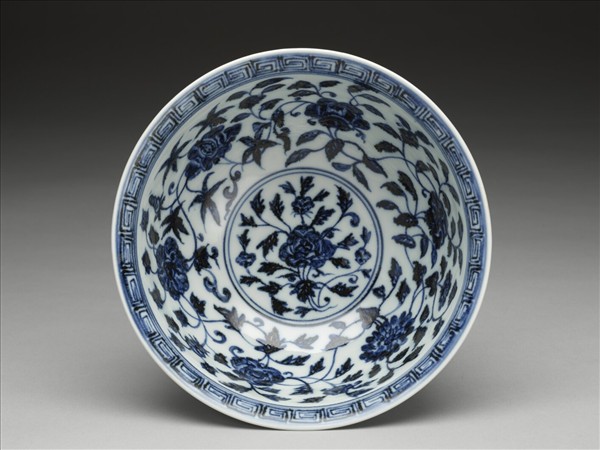 青花纏枝花卉紋碗