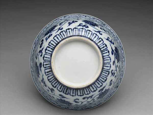 青花纏枝花卉紋碗