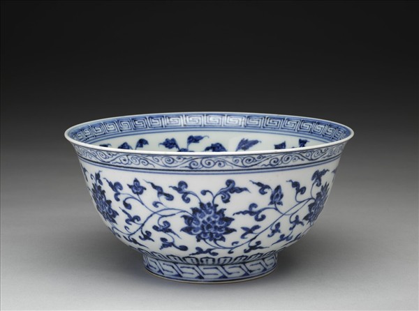 青花纏枝花卉紋碗