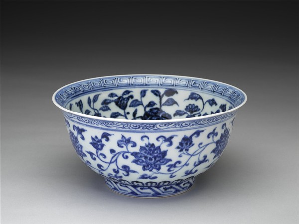 青花纏枝花卉紋碗