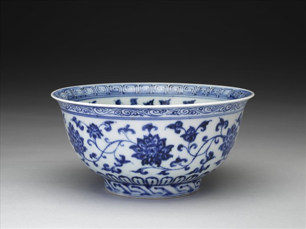 青花纏枝花卉紋碗