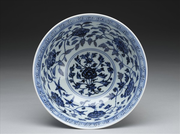 青花纏枝花卉紋碗