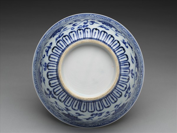 青花纏枝花卉紋碗