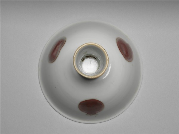 釉裡紅三果暗龍紋高足碗