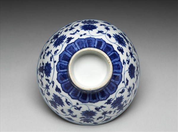 青花番蓮八寶紋高足碗