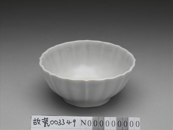 甜白釉菱花式杯