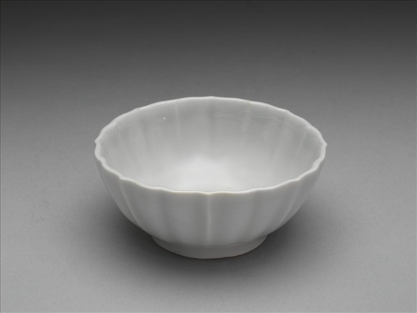 甜白釉菱花式杯