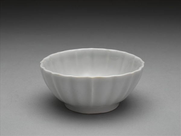 甜白釉菱花式杯