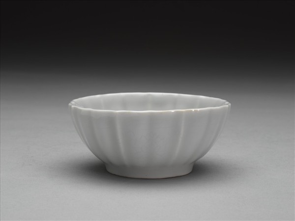 甜白釉菱花式杯