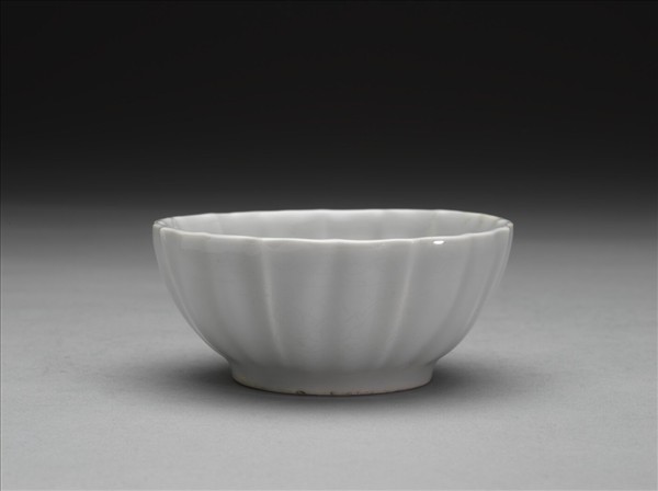 甜白釉菱花式杯